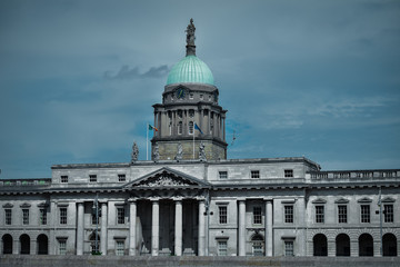Obraz premium The Custom House with dramatic sky