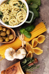 Fototapeta na wymiar Spaghetti with gorgonzola and spinach souce with ingredients