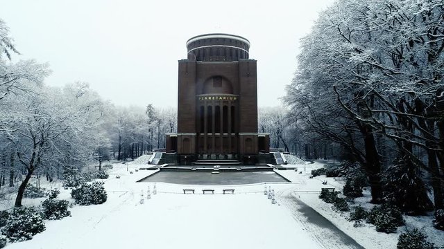 Das Planetarium in Hamburg im Winter mit viel Schnee