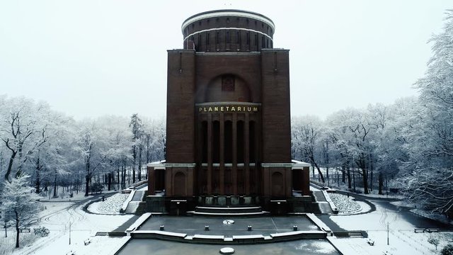 Das Planetarium in Hamburg im Winter mit viel Schnee