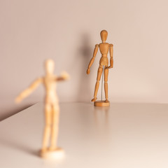 Manichini di legno su un tavolo