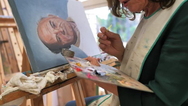alumna de curso de pintura haciendo un retrato