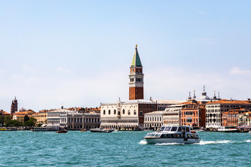 Fototapeta na wymiar Venedig Panorama mit Schiffen