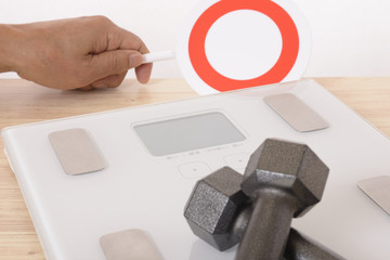 体重計とダンベル