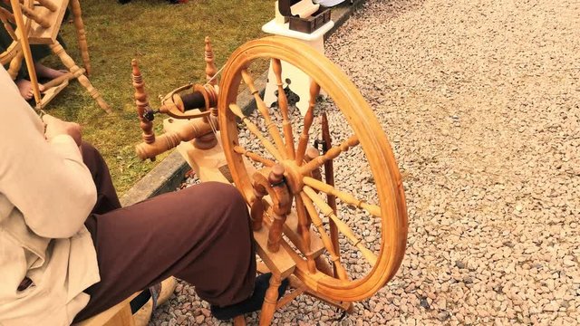 Ein Spinnrad als Marktstand bei einem Mittelalter Spektakel 