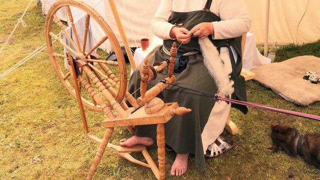 Ein Spinnrad als Marktstand bei einem Mittelalter Spektakel 