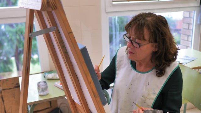 alumna de curso de pintura para mayores