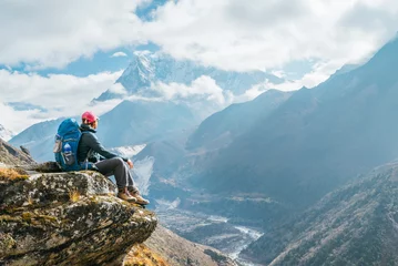 Papier Peint photo autocollant Ama Dablam Jeune randonneuse randonneuse assise sur le bord de la falaise et profitant de la vue sur le pic d& 39 Ama Dablam à 6 812 m pendant l& 39 itinéraire de randonnée du camp de base de l& 39 Everest (EBC) près de Phortse, au Népal. Image de concept de vacance