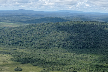 Ciel nuageux en saison sèche sur la forêt amazonienne en Guyane française