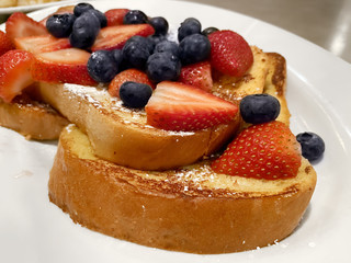 French toast with berries