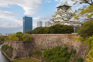 Obraz na płótnie Canvas Osaka Castle, skyscrapper and park, Japan