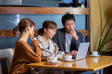 レストランで打ち合わせする仲間