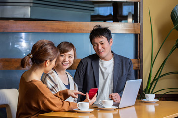 レストランで打ち合わせする仲間