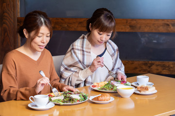 Obraz na płótnie Canvas レストランで食事する女性