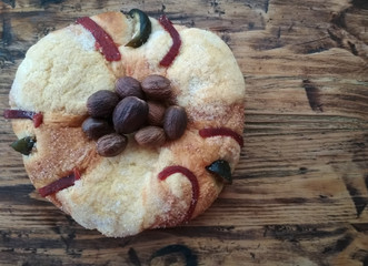 sweet bread for kings day, kings thread (roscón ,rosca de reyes)