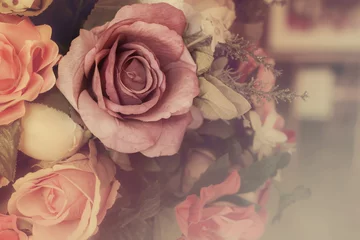 Fototapete Wohnzimmer Bunte rosa Rosen in sanfter Farbe und Unschärfe-Stil für den Hintergrund, schöne künstliche Blumen