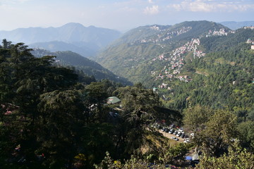 Fototapeta na wymiar インドのヒマラヤ山岳地帯　シムラーの街並み　美しい山と青空