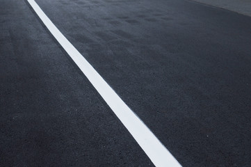 Fototapeta premium アスファルト道路の白線