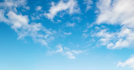 Foto op Plexiglas Blauwe lucht en witte wolken achtergrond © Choat