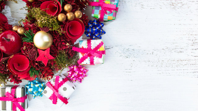 クリスマスのイメージ背景 クリスマスリースとプレゼント Stock Photo Adobe Stock