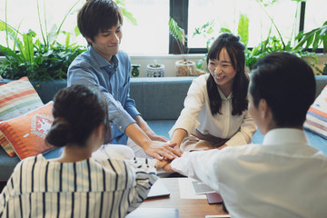 オフィスの若者