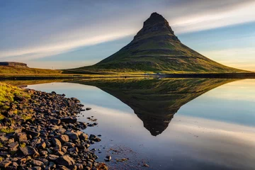 Keuken foto achterwand Kirkjufell Een perfecte Kirkjufell-reflectie in West-IJsland met interessante wolken