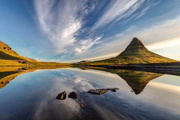 Réflexion du ciel de Kirkjufell en Islande