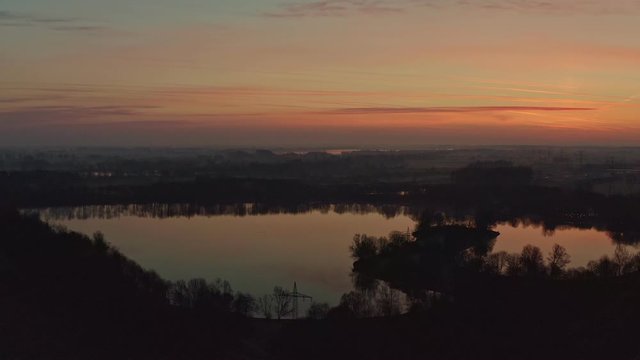 Der Tag erwacht, ein bezaubernder Sonnenaufgang &uuml;ber einem See