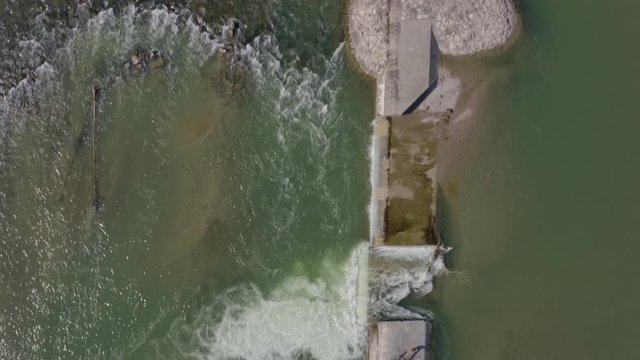 Flug &uuml;ber M&uuml;nchens Isar mit herrlichem Stadtblick