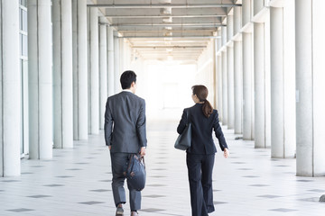 ビジネス　営業　出勤