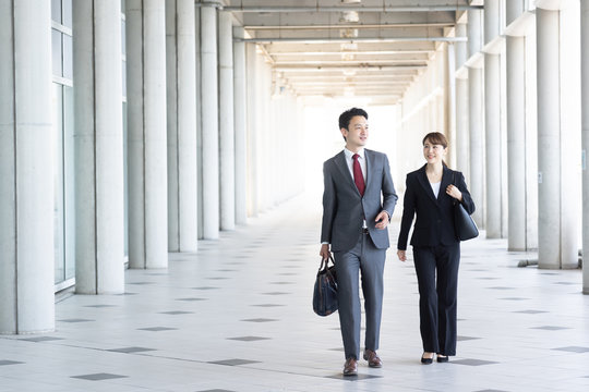 ビジネス　営業　出勤