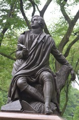 Fototapeta na wymiar statue in park