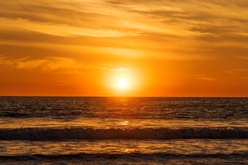 Obraz premium Intense, orange tropical ocean sunset