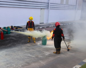 Fire drills using a gas cylinder as a fuse. The fires caused by gas to fuel are very severe. The blaze was red and yellow. Firefighting is required to use chemicals from the fire extinguisher.