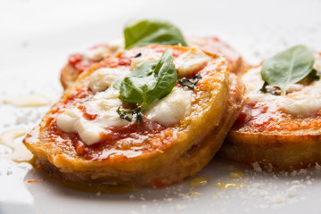 Melanzane al forno con mozzarella, pomodoro e basilico
