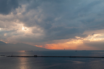 Obraz premium Dramatic sunset landscape with moody sky