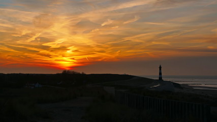 Sonnenuntergang am Leuchtturm von Breskens, Blaue Stunde am Meer,