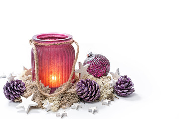 Adventslicht mit Deko auf weißem Hintergrund