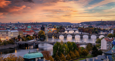 Obraz premium Blick über das beleuchtete Prag nach Sonnenuntergang am Abend im Herbst mit den zahlreichen Brücke über die Moldau, Tschechien