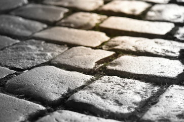 Lichtfleck auf Kopfsteinpflaster