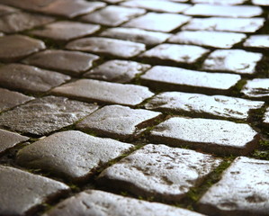 Kofsteinpflaster in der Nacht