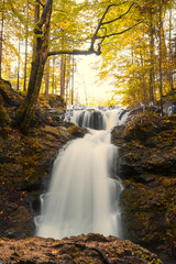 Wasserfall am Hachelbach und Bäume, Josefsthaler Wasserfälle nahe Schliersee. Langzeitbelichtung.