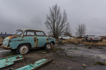 Obraz na płótnie Canvas alte vereinzelte autos auf einem schrottplatz