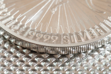 Anlage-Silber / Silber-Unzen auf metallischem Untergrund