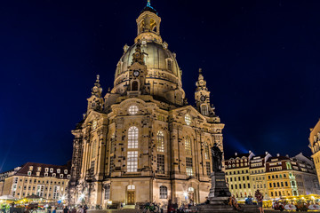 Fototapeta na wymiar Dresdner Frauenkirche in der Nacht