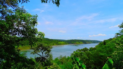 Amérique du Sud, Les chutes d'Iguassu (Iguazú en espagnol ou Iguaçu en portugais) entre l'Argentine et le Brésil