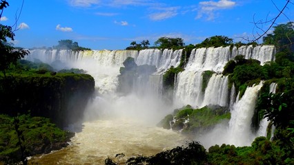 Fototapeta premium Amérique du Sud, Les chutes d'Iguassu (Iguazú en espagnol ou Iguaçu en portugais) entre l'Argentine et le Brésil