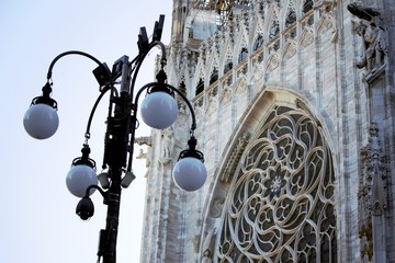 Fototapeta na wymiar Duomo di Milano in una bellissima giornata di autunno