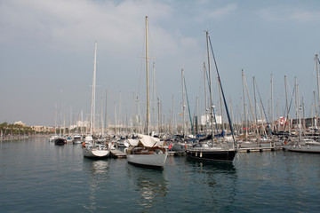 Fototapeta na wymiar Segelboote im Hafen in Barcelona, Spanien