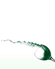 Fototapeta na wymiar grüne Flüssigkeit spritzt aus einem Weinglas